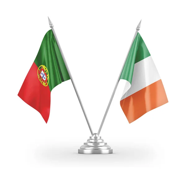 Flagi stołowe Irlandii i Portugalii izolowane na białym renderingu 3d — Zdjęcie stockowe