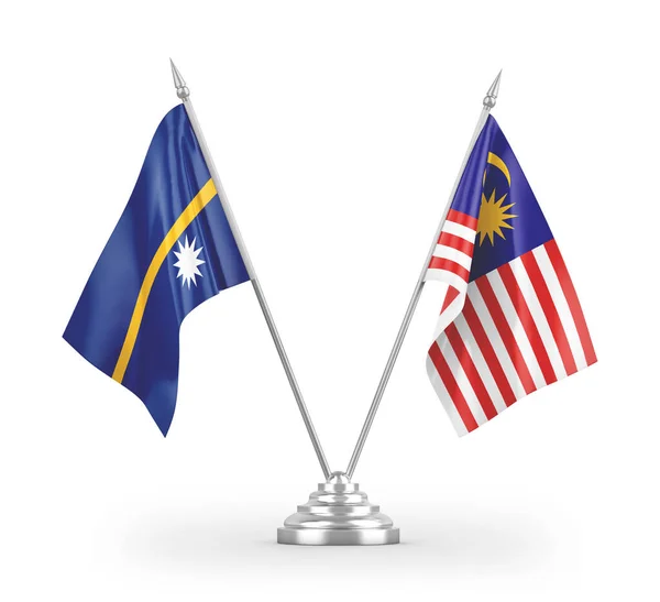 マレーシアとナウルのテーブルフラグは 白い背景3Dレンダリングに分離 — ストック写真