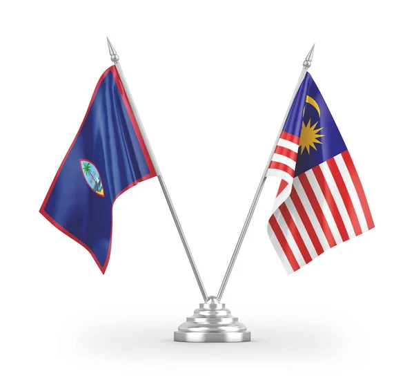 在白色背景下孤立的马来西亚和关岛桌旗 — 图库照片
