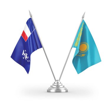 Kazakistan ve Fransız Güney ve Antarktika 'daki masa bayrakları beyaz zemin üzerinde izole edilmiş.