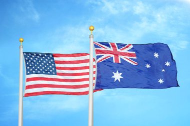 ABD ve Avustralya bayrak direkleri ve mavi bulutlu arka planda iki bayrak