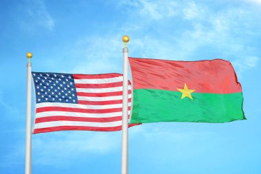 ABD ve Burkina Faso bayrak direkleri ve mavi bulutlu arka planda iki bayrak