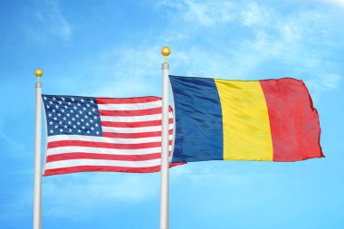 ABD ve Çad bayrak direkleri üzerinde iki bayrak ve mavi bulutlu arka plan