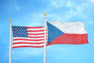 ABD ve Çek Cumhuriyeti bayrak direkleri ve mavi bulutlu arka planda iki bayrak