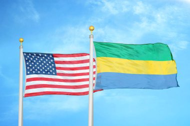ABD ve Gabon bayrak direkleri üzerinde iki bayrak ve mavi bulutlu arka plan