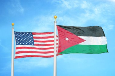 ABD ve Ürdün bayrak direkleri üzerinde iki bayrak ve mavi bulutlu arka plan