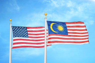 ABD ve Malezya bayrak direkleri ve mavi bulutlu arka planda iki bayrak