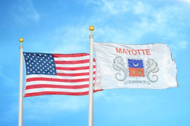 ABD ve Mayotte bayrak direkleri ve mavi bulutlu arka planda iki bayrak