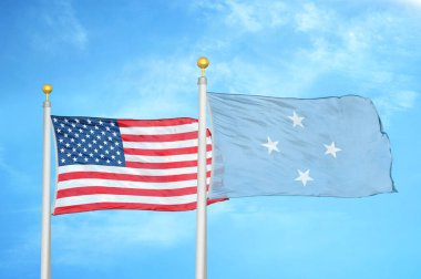 Birleşik Devletler ve Mikronezya bayrak direkleri ve mavi bulutlu arka planda iki bayrak