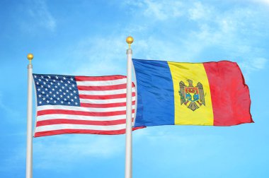 ABD ve Moldova bayrak direkleri ve mavi bulutlu arka planda iki bayrak