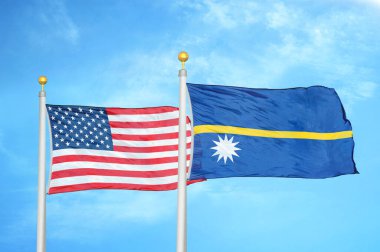 ABD ve Nauru bayrak direkleri ve mavi bulutlu arka planda iki bayrak