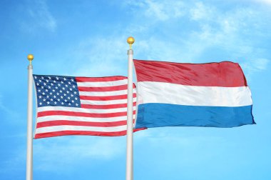 ABD ve Hollanda bayrak direkleri ve mavi bulutlu arka planda iki bayrak