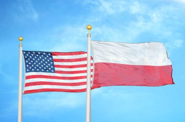 ABD ve Polonya bayrak direkleri ve mavi bulutlu arka planda iki bayrak