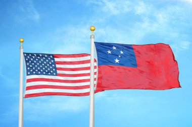ABD ve Samoa bayrak direkleri ve mavi bulutlu arka planda iki bayrak
