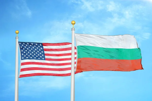 Usa Och Bulgarien Två Flaggor Flaggstänger Och Blå Molnigt Himmel — Stockfoto