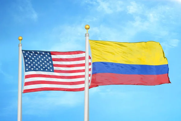 Usa Och Colombia Två Flaggor Flaggstänger Och Blå Molnigt Himmel — Stockfoto