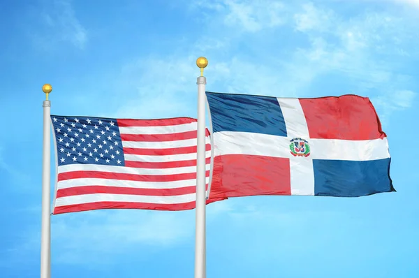 Verenigde Staten Dominicaanse Republiek Twee Vlaggen Vlaggenmasten Blauwe Bewolkte Lucht — Stockfoto