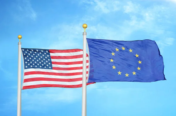 Stany Zjednoczone Unia Europejska Dwie Flagi Maszcie Flagowym Niebieskie Zachmurzone — Zdjęcie stockowe