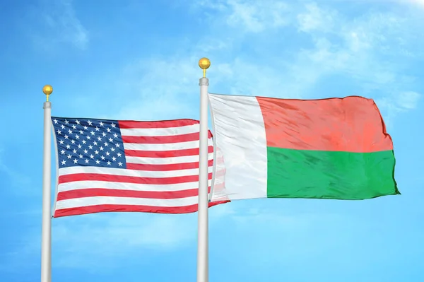 Förenta Staterna Och Madagaskar Två Flaggor Flaggstänger Och Blå Molnigt — Stockfoto
