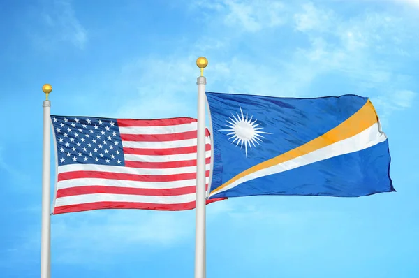 Estados Unidos Islas Marshall Dos Banderas Sobre Asta Bandera Fondo — Foto de Stock