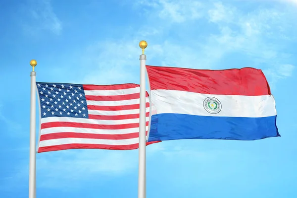 Estados Unidos Paraguai Duas Bandeiras Postes Bandeira Fundo Azul Céu — Fotografia de Stock