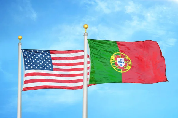 アメリカ合衆国とポルトガルの旗竿と青空の背景に2つの旗 — ストック写真