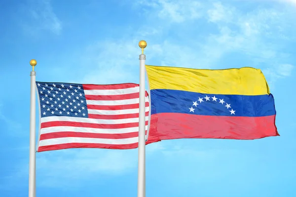 Förenta Staterna Och Venezuela Två Flaggor Flaggstänger Och Blå Molnigt — Stockfoto