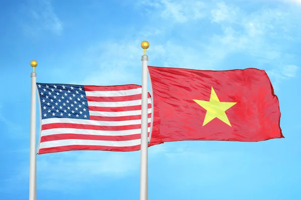 Estados Unidos Vietnã Duas Bandeiras Postes Bandeira Azul Céu Nublado — Fotografia de Stock