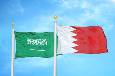 Suudi Arabistan ve Bahreyn bayrak direkleri üzerinde iki bayrak ve mavi bulutlu arka plan