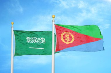 Suudi Arabistan ve Eritre bayrak direkleri üzerinde iki bayrak ve mavi bulutlu arka plan