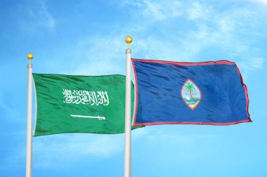 Suudi Arabistan ve Guam bayrak direkleri ve mavi bulutlu arka planda iki bayrak