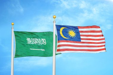 Suudi Arabistan ve Malezya bayrak direkleri üzerinde iki bayrak ve mavi bulutlu arka plan