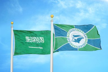 Suudi Arabistan ve Martinik bayrak direkleri üzerinde iki bayrak ve mavi bulutlu arka plan