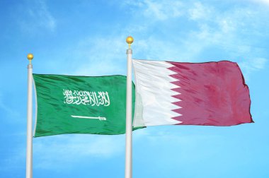 Suudi Arabistan ve Katar bayrak direkleri ve mavi bulutlu arka planda iki bayrak