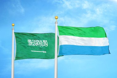 Suudi Arabistan ve Sierra Leone bayrak direkleri ve mavi bulutlu arka planda iki bayrak