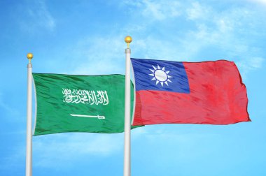 Suudi Arabistan ve Tayvan bayrak direkleri ve mavi bulutlu arka planda iki bayrak
