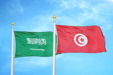 Suudi Arabistan ve Tunus bayrak direkleri üzerinde iki bayrak ve mavi bulutlu arka plan