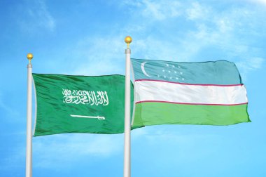 Suudi Arabistan ve Özbekistan bayrak direkleri ve mavi bulutlu arka planda iki bayrak