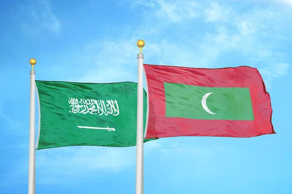 Suudi Arabistan Maldivler Bayrak Direkleri Mavi Bulutlu Arka Planda Iki — Stok fotoğraf