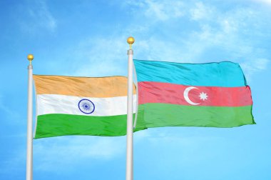 Hindistan ve Azerbaycan bayrak direkleri ve mavi bulutlu arka planda iki bayrak