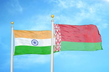 Hindistan ve Belarus bayrak direkleri üzerinde iki bayrak ve mavi bulutlu arka plan
