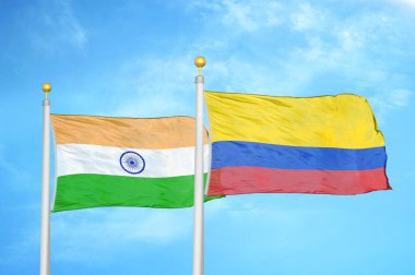 Hindistan ve Kolombiya bayrak direkleri üzerinde iki bayrak ve mavi bulutlu arka plan