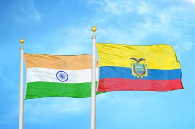 Hindistan ve Ekvador bayrak direkleri ve mavi bulutlu arka planda iki bayrak