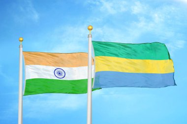 Hindistan ve Gabon bayrak direkleri üzerinde iki bayrak ve mavi bulutlu arka plan