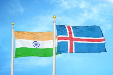 Hindistan ve İzlanda bayrak direkleri ve mavi bulutlu arka planda iki bayrak