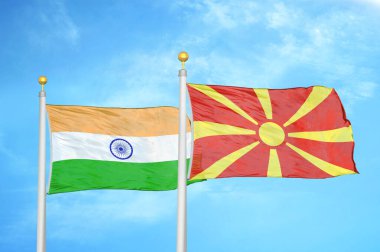 Hindistan ve Kuzey Makedonya bayrak direkleri ve mavi bulutlu arka planda iki bayrak