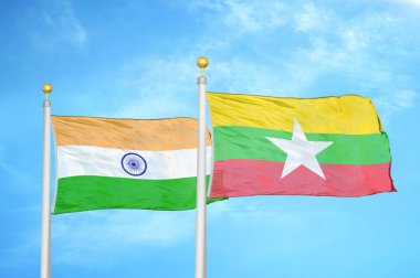 Hindistan ve Myanmar bayrak direkleri ve mavi bulutlu arka planda iki bayrak
