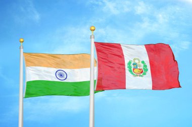 Hindistan ve Peru bayrak direkleri ve mavi bulutlu arka planda iki bayrak