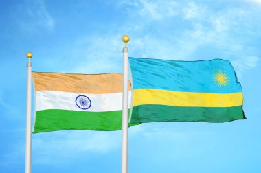 Hindistan ve Ruanda bayrak direkleri ve mavi bulutlu arka planda iki bayrak