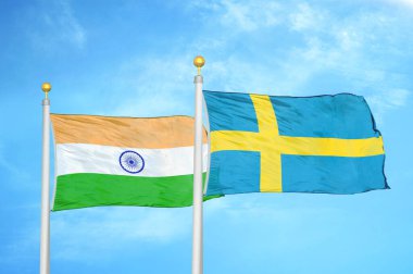 Hindistan ve İsveç bayrak direkleri ve mavi bulutlu arka planda iki bayrak